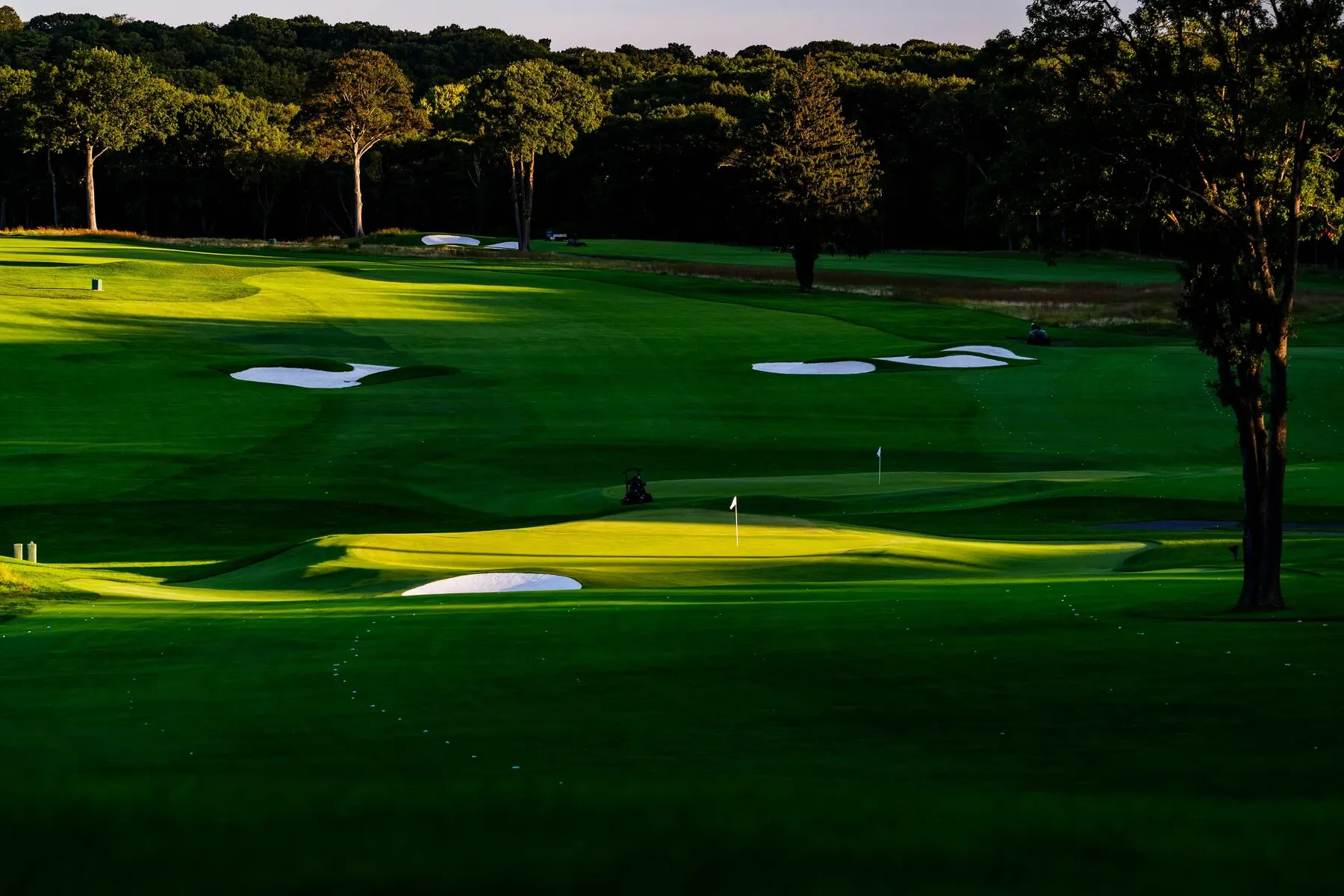 Green and bunkers at Huntington Crescent Club