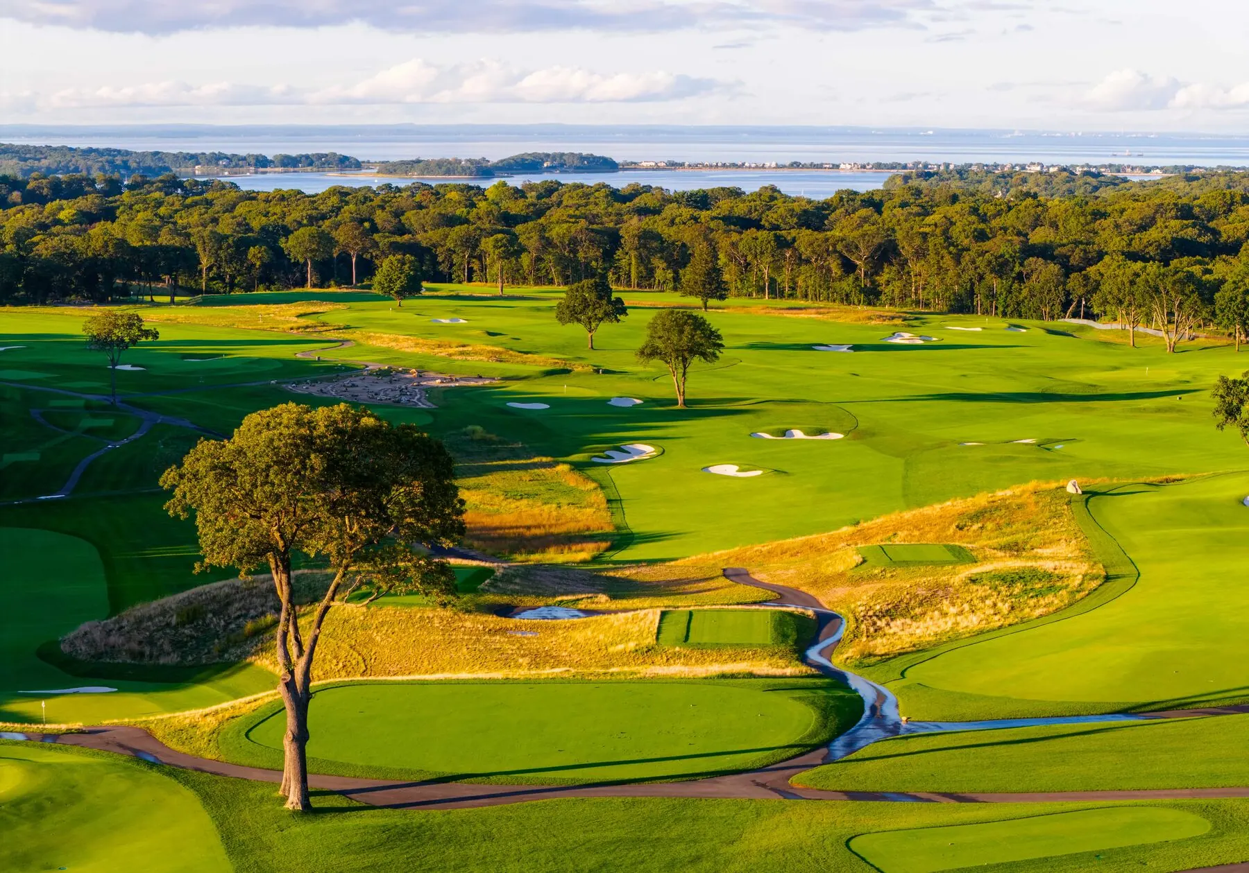 Fairway and bunkers at Huntington Crescent Club