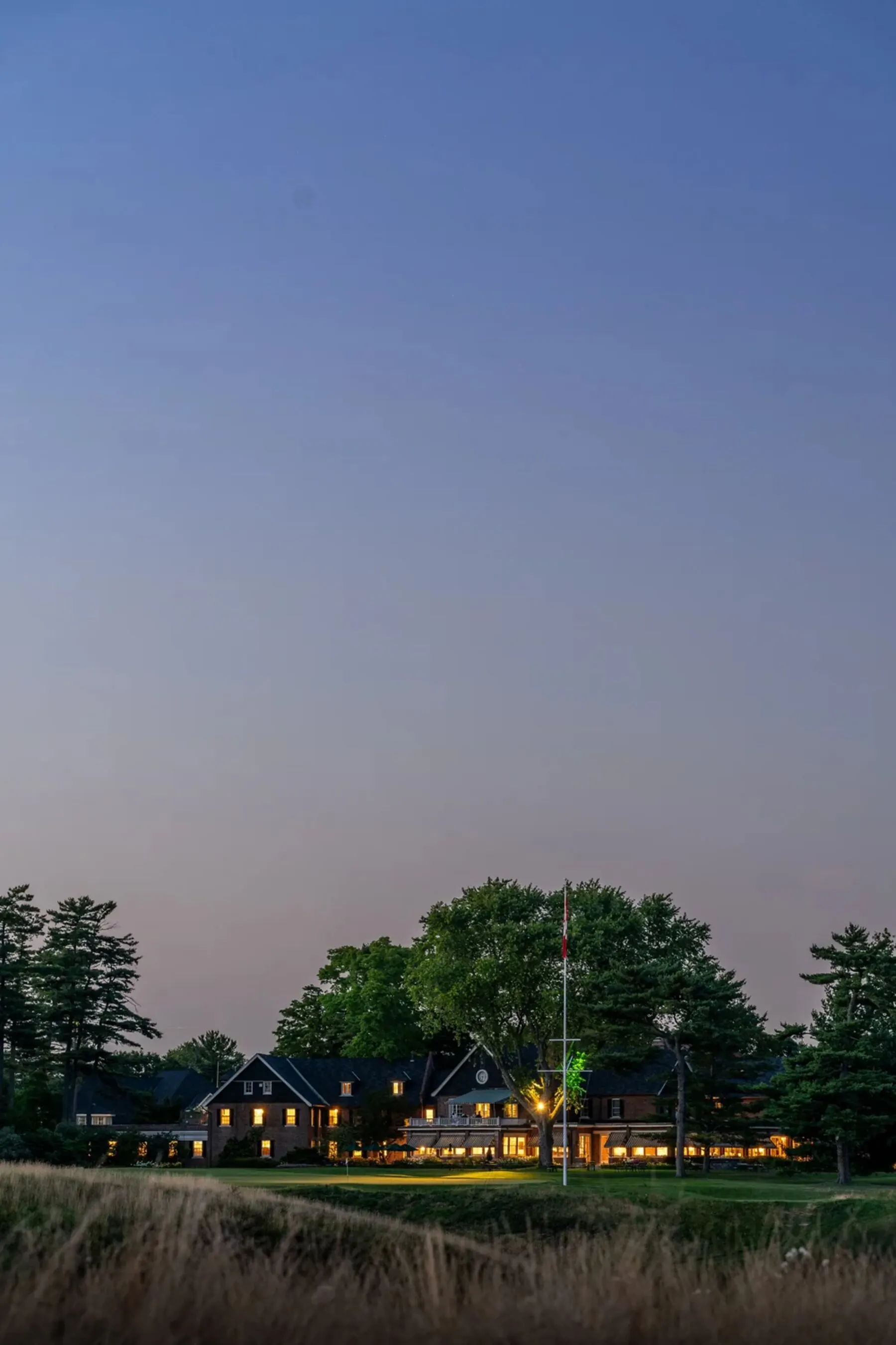 Toronto Golf Club clubhouse at dusk